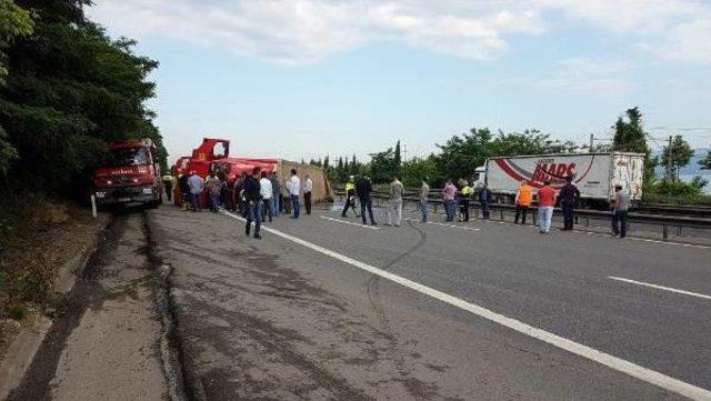 Bayram Şekeri Yüklü Tır Devrildi, Sürücü Yaralandı