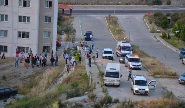 Cezaevi Firarisini Yakalamaya Gelen 2 Polise Taşlı Saldırı