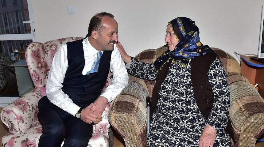 Mamak Belediye Başkanı Akg&uuml;l, Aslı Ninenin Evine Konuk Oldu