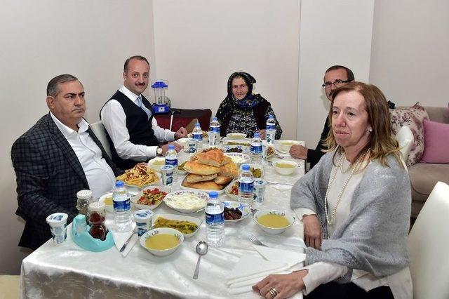 Mamak Belediye Başkanı Akgül, Aslı Ninenin Evine Konuk Oldu