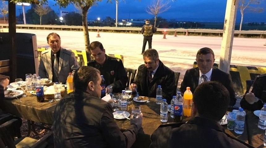 Vali &Ccedil;elik Orucunu G&ouml;rev Başındaki Polislerle A&ccedil;tı