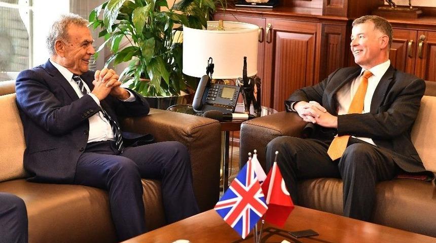 İngiliz B&uuml;y&uuml;kel&ccedil;i&rsquo;den İzmir&rsquo;e Fitch &Ouml;vg&uuml;s&uuml;