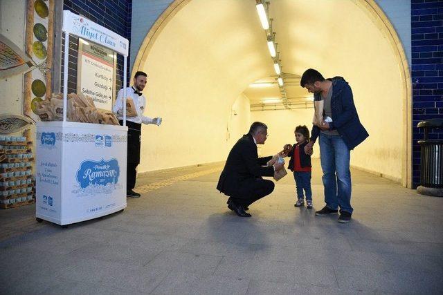 Metro’da İftar Sürprizi