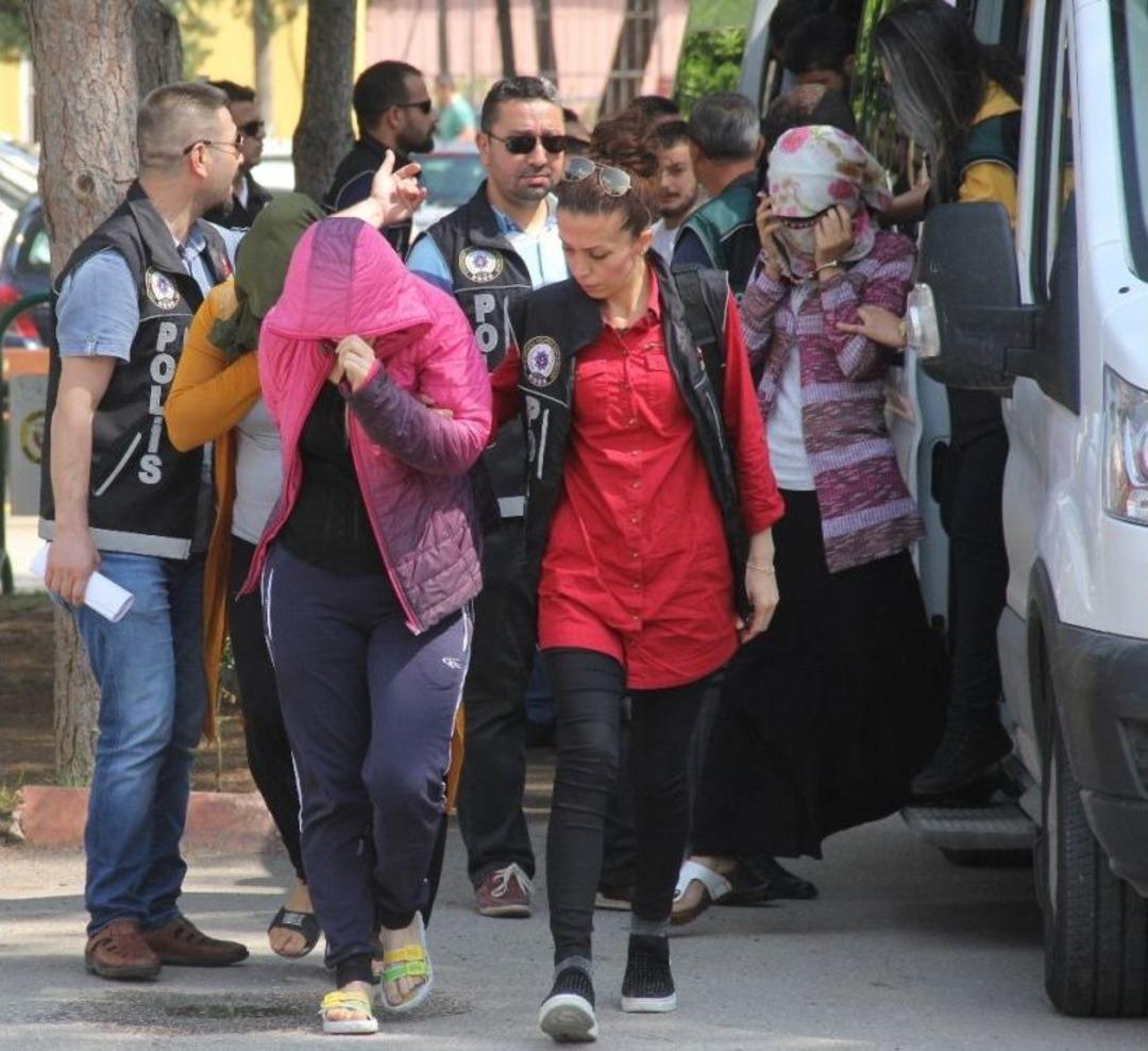 Uyuşturucu Satıcılığından G&ouml;zaltına Alındı, "ana Krali&ccedil;eyim" Dedi