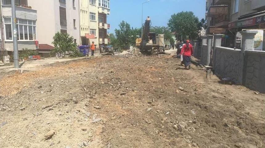 Ak&ccedil;akoca&rsquo;da Ankara Caddesindeki Asfalt S&ouml;k&uuml;l&uuml;yor