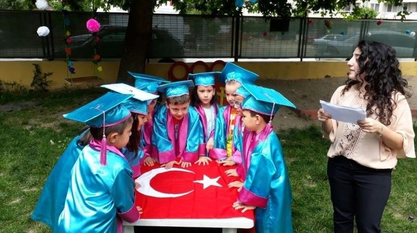 Burhaniyeli Miniklerin Mezuniyet Sevinci