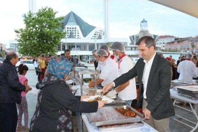 İftar Yemeklerini Başkan Yemenici Dağıttı