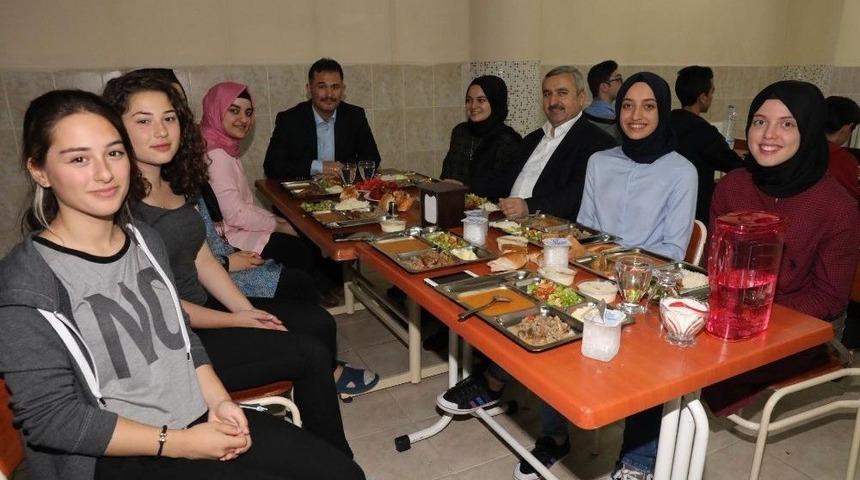 Başkan Baran, İftarını &Ouml;ğrencilerle A&ccedil;tı