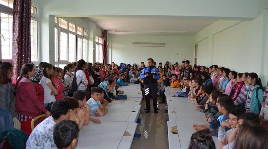 &Ouml;ğrencilere &ldquo;internet Ve Sosyal Ağların G&uuml;venli Kullanımı&rdquo; Anlatıldı