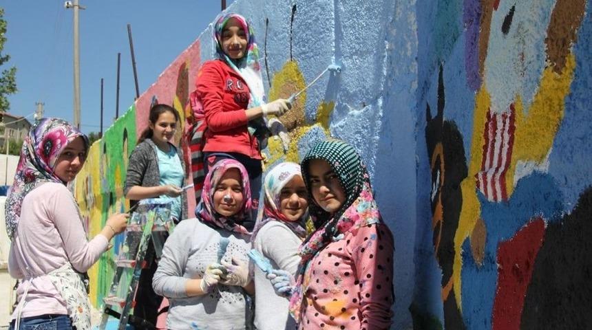 Bir Yılın Stresini Duvarları Boyayarak Atıyorlar