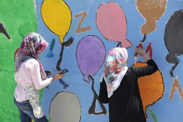 Bir Yılın Stresini Duvarları Boyayarak Atıyorlar