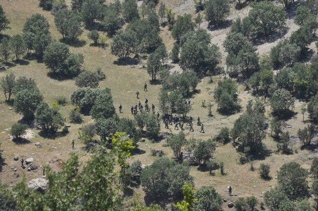 Bakanlar Ve Orgeneral Akar Helikopterin Düştüğü Alanda