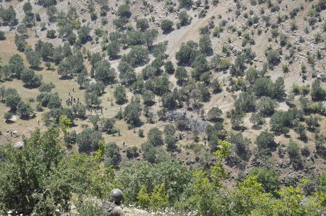 Bakanlar Ve Orgeneral Akar Helikopterin Düştüğü Alanda