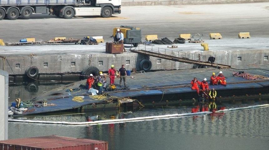 Batan T&uuml;rk Bandıralı Geminin Y&uuml;k&uuml; Denizden &Ccedil;ıkarılıyor