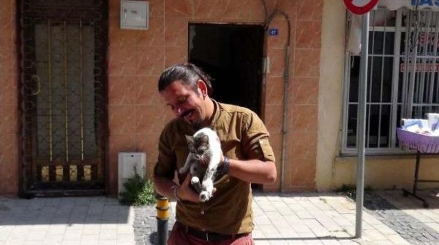 &Ccedil;atıda Mahsur Kalan Kedi Kurtarıldı