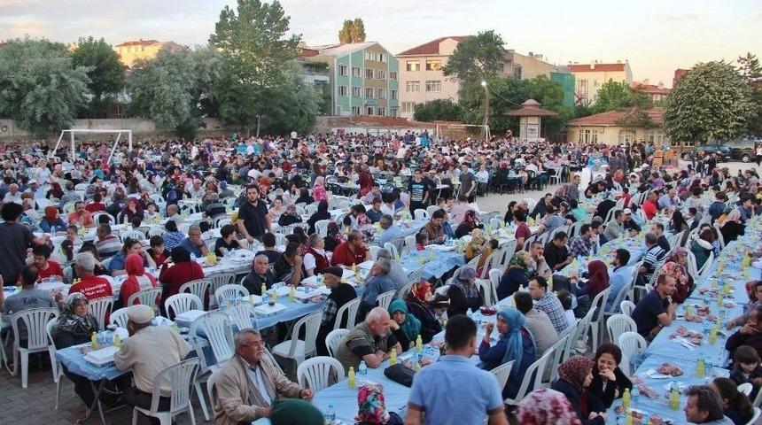 Hacı İbrahim Bodur Anısına Verilen İftar Yemeğine 13 Bin Kişi Katıldı