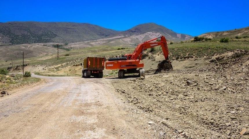 Darende&rsquo;de Yol A&ccedil;ma Ve Genişletme &Ccedil;alışmaları
