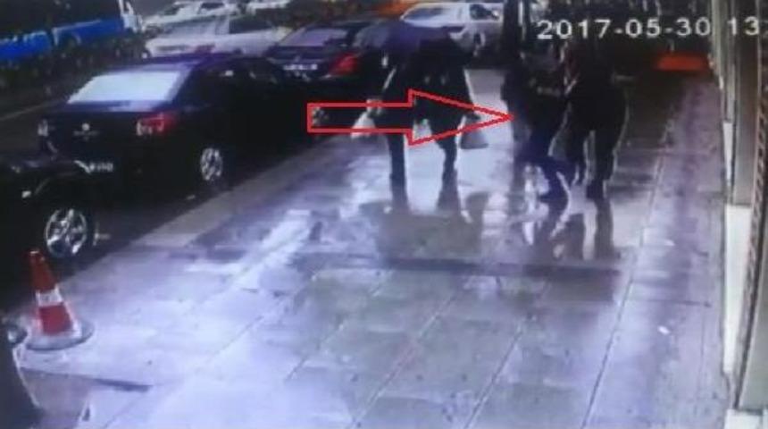 Yolda Y&uuml;r&uuml;yen Kadının Cep Telefonunu &Ccedil;aldı, Anında Polise Yakalandı