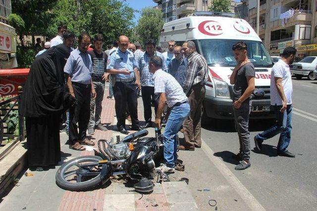 Şanlıurfa’da Otomobil İle Motosiklet Çarpıştı: 2 Yaralı