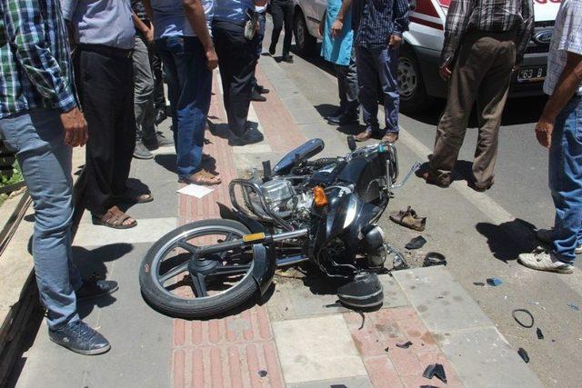 Şanlıurfa’da Otomobil İle Motosiklet Çarpıştı: 2 Yaralı