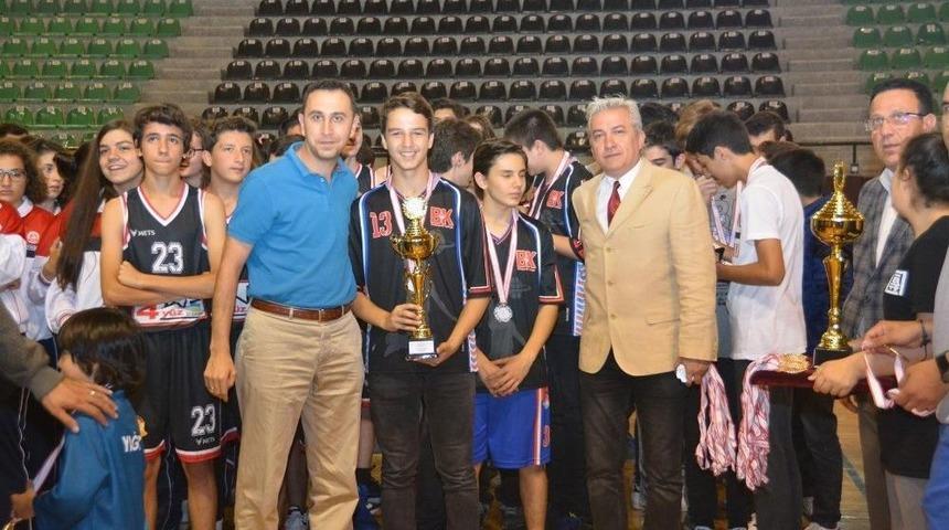 Basketbolda Şampiyonlar Kupalarını Aldı