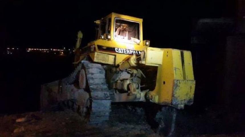 Silvan'da Belediyenin Iş Makinesi Kundaklandı