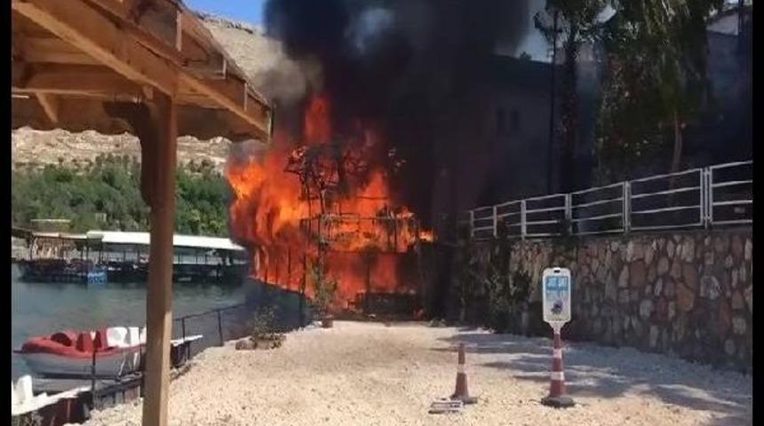 Halfeti&rsquo;De Duba Restoran Yandı