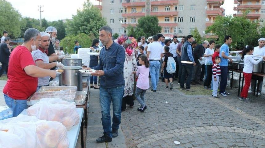 Kayapınar Belediyesi&rsquo;nden 2 Bin Kişiye İftar Yemeği