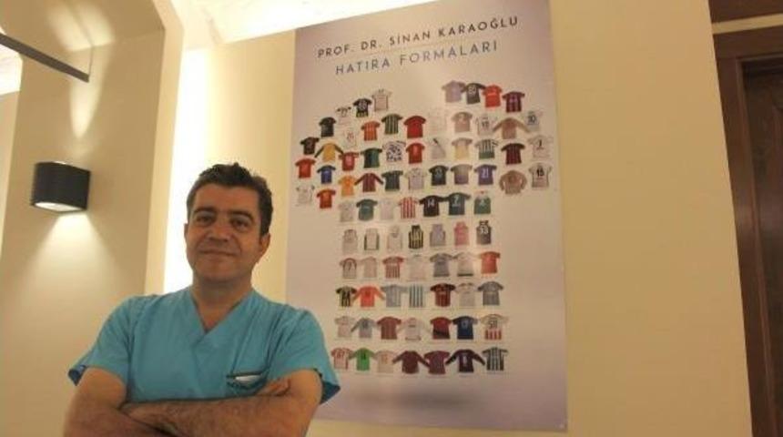 Ameliyat Ettiği Futbolcuların Formalarından Hatıra Panosu Yaptı