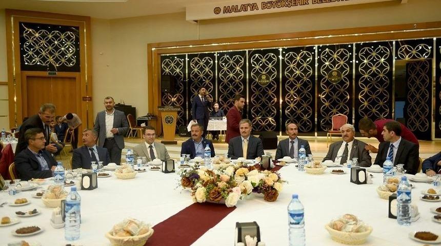 Başkan &Ccedil;akır İftar Programında Muhtarlarla Bir Araya Geldi