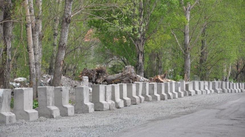 Belediye&rsquo;den Hafriyat D&ouml;k&uuml;m&uuml;ne Beton Bariyerli Engel