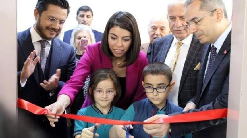 Eşine Doğum G&uuml;n&uuml; Hediyesi Ilkokula K&uuml;t&uuml;phane Yaptırdı