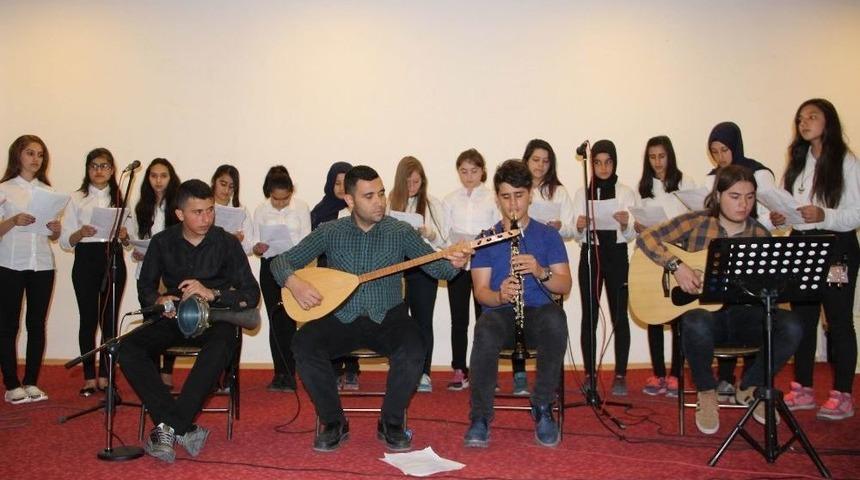 Afgan &Ouml;ğrenciler T&uuml;rk&ccedil;e, T&uuml;rk &Ouml;ğrenciler Afgan Şarkıları S&ouml;yledi