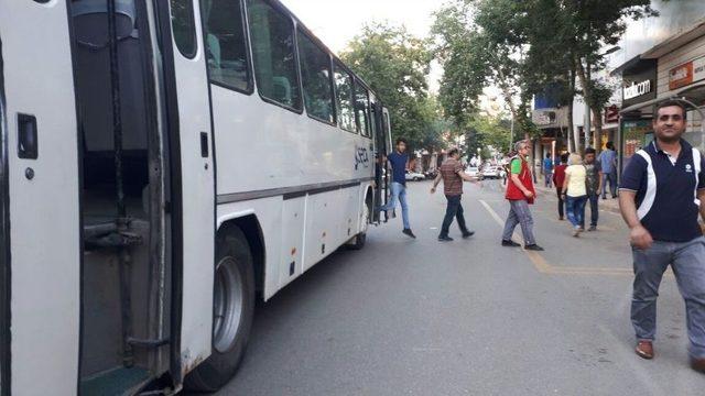 Yol Ortasında İşçi İndiren Otobüsler Kazaya Davetiye Çıkarıyor