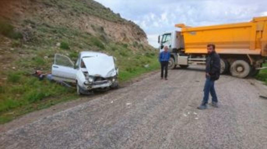 G&uuml;ny&uuml;z&uuml;&rsquo;nde Trafik Kazası, 2 Yaralı