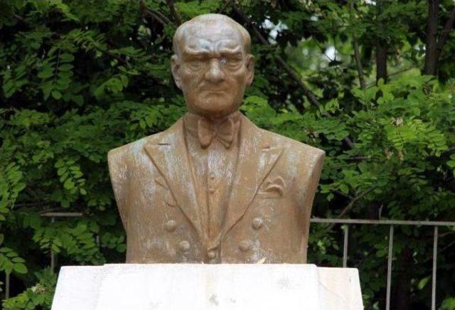 Okuldaki Atatürk Büstünün Bakımsızlığına Tepki