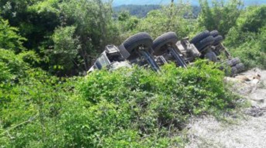 Han&ouml;n&uuml;&rsquo;nde &Ccedil;akıl Y&uuml;kl&uuml; Kamyon Devrildi