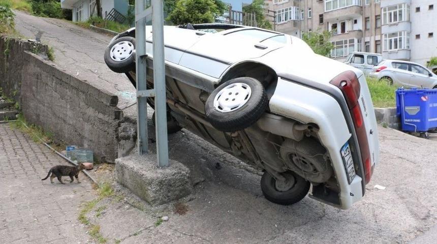 Otomobil Elektrik Direğinin &Uuml;zerine Yan Yattı