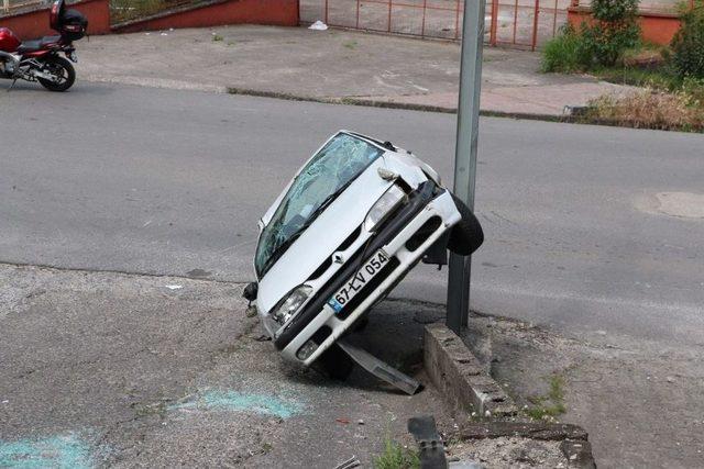 Otomobil Elektrik Direğinin Üzerine Yan Yattı