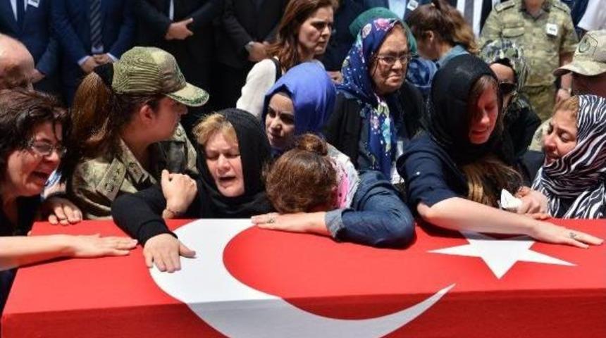 Helikopter Şehidi Pilot Y&uuml;zbaşı, G&ouml;zyaşlarıyla Son Yolculuğuna Uğurlandı