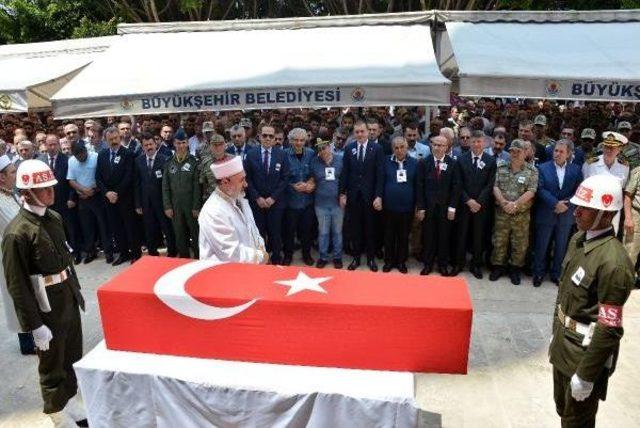 Helikopter Şehidi Pilot Yüzbaşı, Gözyaşlarıyla Son Yolculuğuna Uğurlandı 1