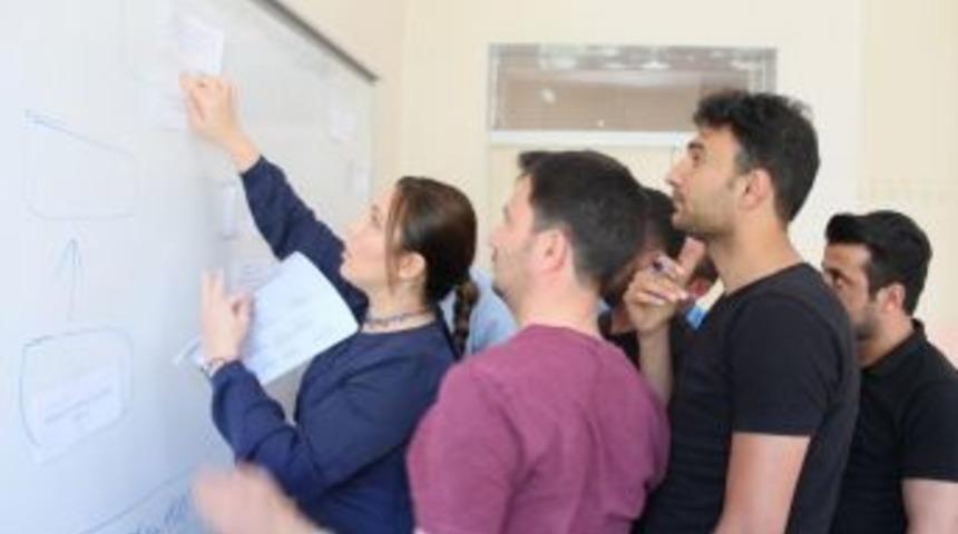 Hakkari &Uuml;niversitesinde Raporlama Eğitimi