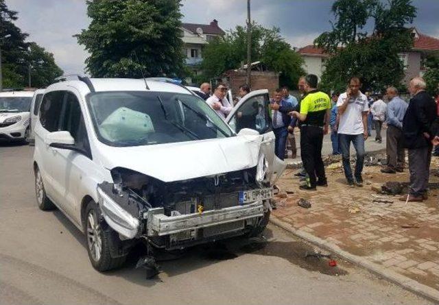 Düzce'de Trafik Kazası: 2 Polis Yaralandı