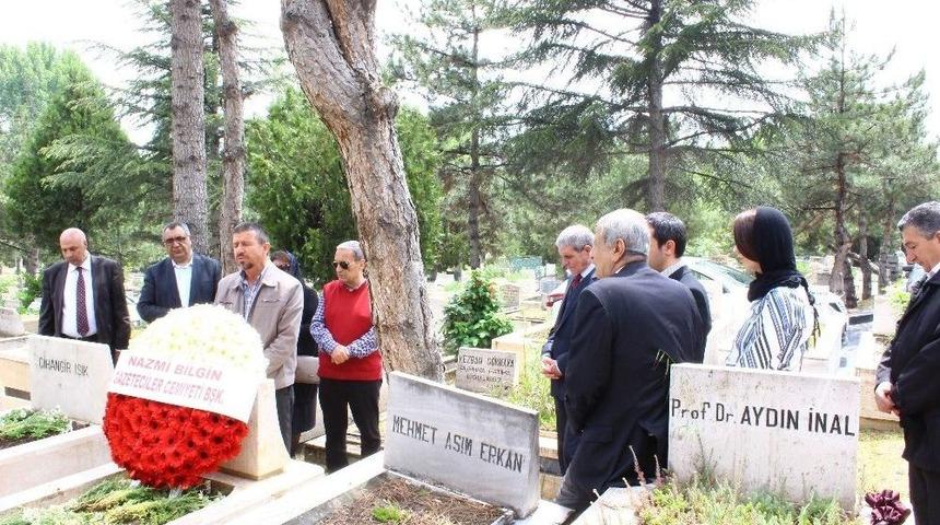 Gazeteci Mevl&uuml;t Işık Mezarı Başında Anıldı