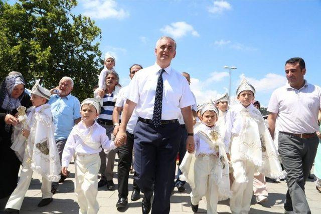 Ey&uuml;pl&uuml; &Ccedil;ocuklar Erkekliğe İlk Adımlarını Atıyor 1