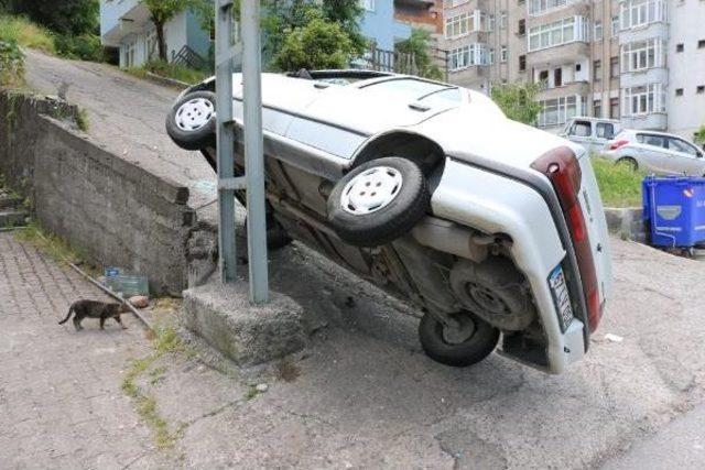 Zonguldak'ta Otomobil Elektrik Direğine Çarptı