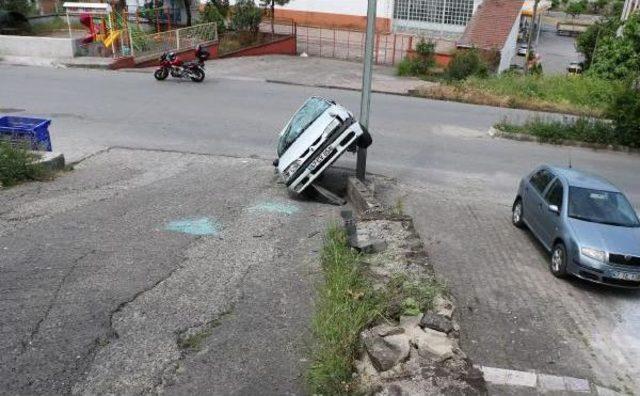 Zonguldak'ta Otomobil Elektrik Direğine Çarptı