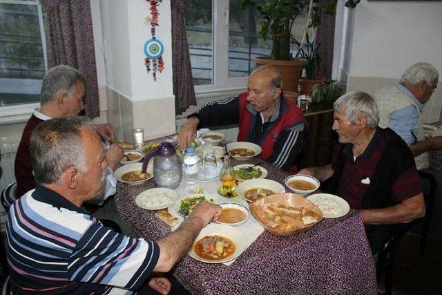 Kaymakam Sırmalı, Huzurevi Sakinleri İle İftar Yaptı