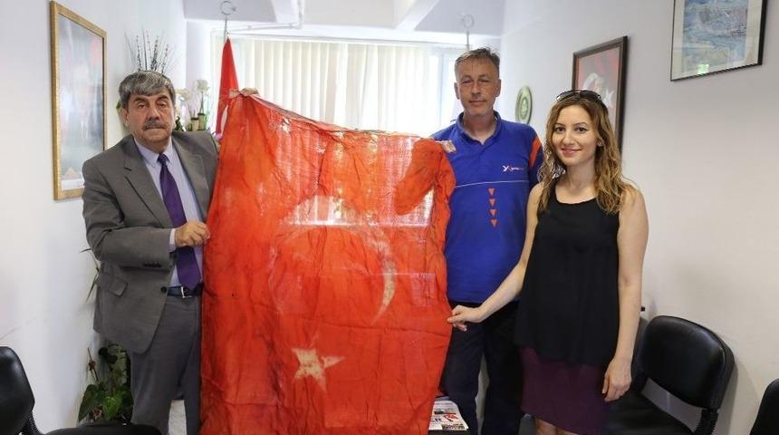 Kurtuluş Şavaşı&rsquo;ndan Kalan T&uuml;rk Bayrağı Burhaniye Belediyesi&rsquo;ne Hediye Edildi