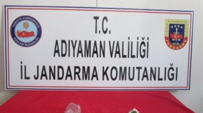 Ş&uuml;pheli Şahısların &Uuml;zerinde Esrar Maddesi Ele Ge&ccedil;irildi